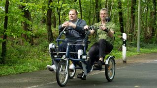 Zwei Männer fahren auf dem Tandemrad