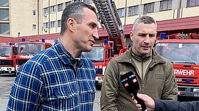 Vitali Klitschko (rechts, mit seinem Bruder Wladimir) bedankt sich für die sechs Feuerwehrfahrzeuge. 