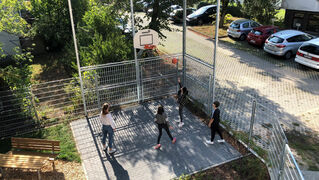 Basketballfeld im Garten der Kinder- und Jugendpsychiatrie