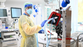 Ralf Berning at work in the intensive care unit
