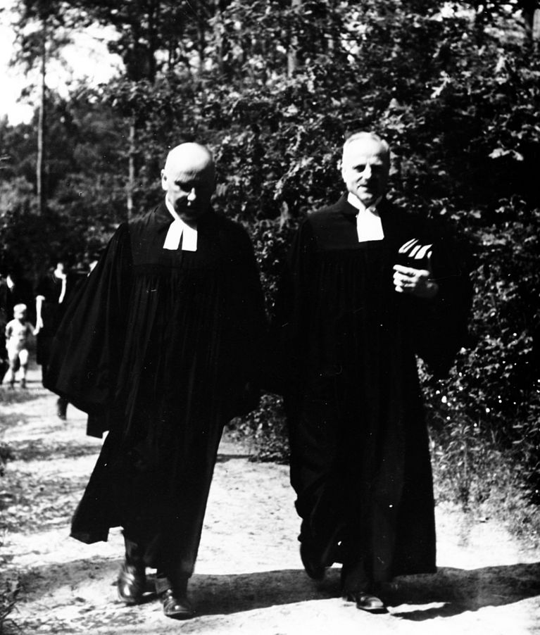 Pastor Friedrich von Bodelschwingh d.J. und Pastor Gerhard Braune gehen nebeneinander in ihrer Amtsracht beim Jahresfest 1942.