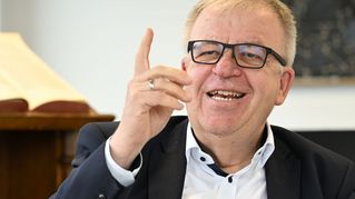 Pastor Pohl hebt den Zeigefinger