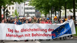 Demonstrationszug durch die Stadt