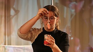 Theaterszene mit einer Darstellerin