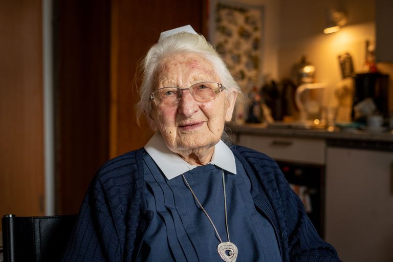 Schwester Elisabeth Christiani lächelt.