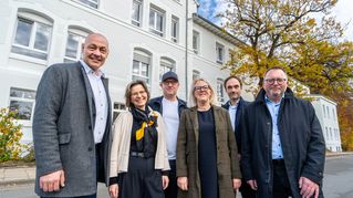 Bethel-Vorstand Pastor Bartolt Haase (v. l.), Constanze Gottlieb, Andreas Zimmermann sowie die Bethel.regional-Geschäftsführer Sandra Waters, Daniel Schuster und Stefan Helling-Voß stehen vor Bethels Haus Nebo..