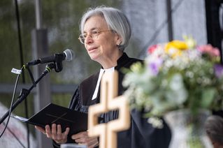 Pastorin Andrea Wagner-Pinggéra hält die Predigt beim Open-Air-Gottesdienst