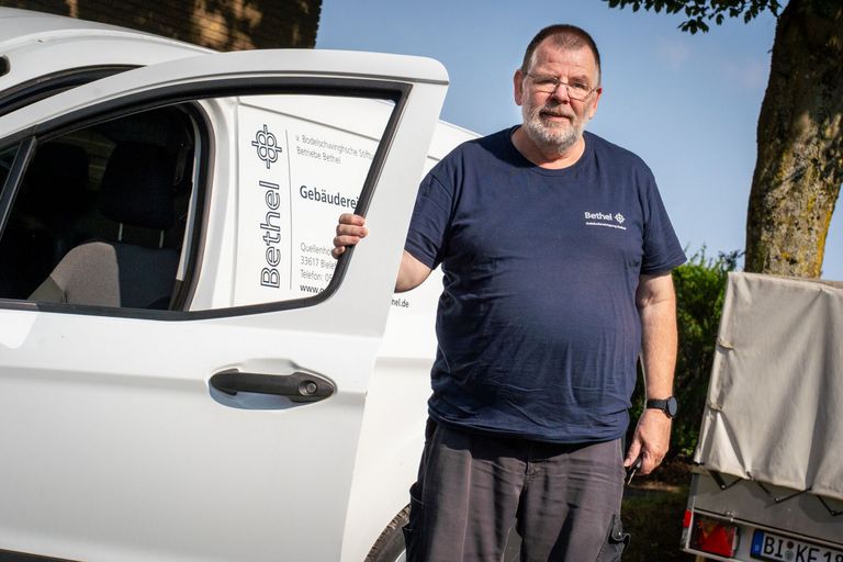 Jochen Dreesbeimdieke steigt aus einem Fahrzeug der Gebäudereinigung Bethel aus
