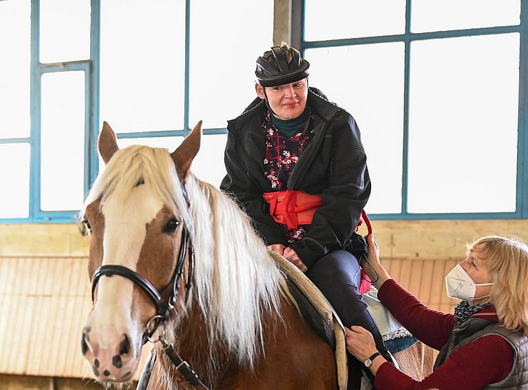 Junge auf Pferd bei der Reittherapie