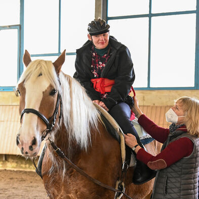 Junge auf Pferd bei der Reittherapie