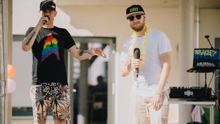 Marcel Klocke und der Rapper "Wolf" stehen gemeinsam auf der Bühne.