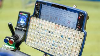 Sprachcomputer mit Tastatur und Bildschirm