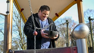 Angelo Napoletano spielt an einem Gerüst auf dem Spielplatz.