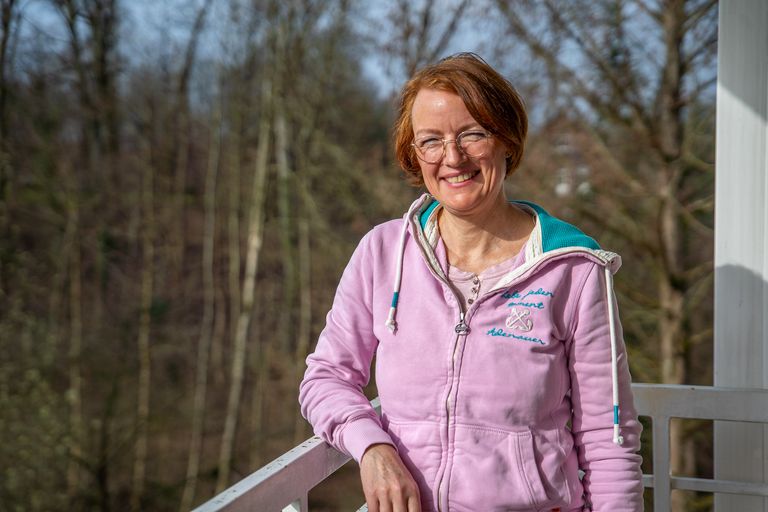 Stefanie Feldmann steht auf einem Balkon.