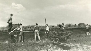Jugendliche bei derArbeit im Moor,1920er Jahre