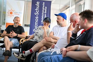 Schüler sprechen mit der Band beim Meet and Greet