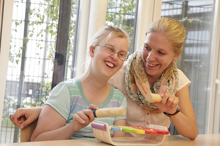 Zwei Frauen mit Xylophon Bethel.regional Projekt Hamm