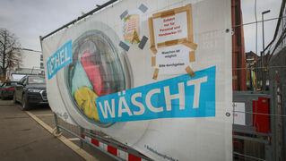 Ein Banner weist auf das Angebot von Bethel in der Innenstadt von Bad Neuenahr-Ahrweiler hin. Fotos: Sarah Jonek
