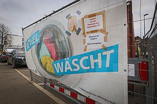 Ein Banner weist auf das Angebot von Bethel in der Innenstadt von Bad Neuenahr-Ahrweiler hin. Fotos: Sarah Jonek Ein Banner weist auf das Angebot von Bethel in der Innenstadt von Bad Neuenahr-Ahrweiler hin. Fotos: Sarah Jonek