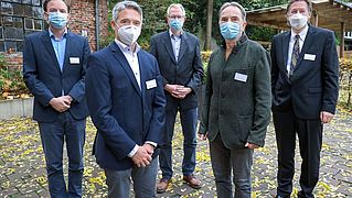 Gruppenbild des Organisationsteams vor der Neuen Schmiede.