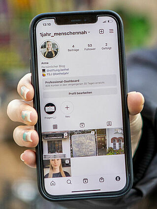 Smartphone mit Instagram-Kanal