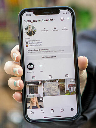 Smartphone mit Instagram-Kanal