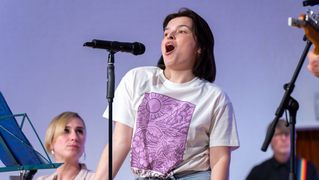 Alicia Lütze singt auf der Bühne