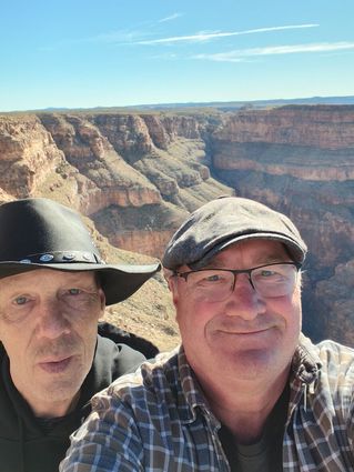 Rainer Haarmann und Frank Mintz posieren gemeinsam vor dem Grand Canyon.