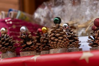Tannenzapfen geschmückt mit Weihnachtskugeln 