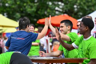 Drei Männer klatschen sich ab