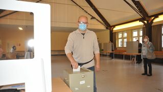 Oliver Krop stands in front of the ballot box.