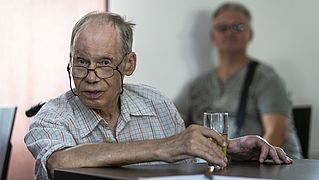 Anton Bals bei einer Veranstaltung des Politischen Stammtisches mit einem Apfelsaft-Glas in der Hand.