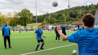 Ein Spieler versucht den Ball mit dem Kopf zu treffen