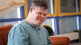 Daniel lächelt in die Kamera