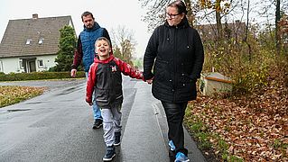 Lennard geht mit seiner Oma und seinem Opa spazieren.