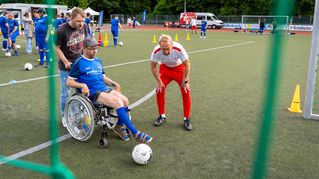 Barrierefreier Kick: Auch im Rollstuhl kann man Fußball spielen.