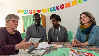 Die NesT-Mentorinnen Dörte Melzer (l.) und Uta Braune-Krah (r.) helfen Akiro William und Gloria Abio Franco unter anderem bei behördlichen Angelegenheiten. Fotos: Christian Weische