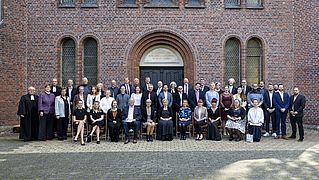 Foto vor der Zionskirche unter anderem mit den Diakoninnen und Diakonen und anderen Personen, die den Tag festlich mitgestaltet haben