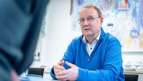 Thomas Bohne im Interview am Tisch