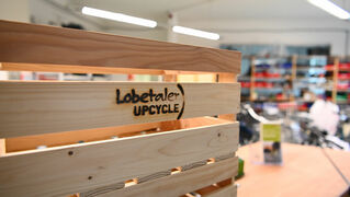 Holzkiste mit Lobetaler Upcycling Logo