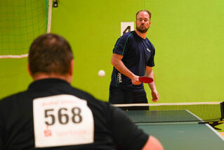 Zwei Männer spielen Tischtennis