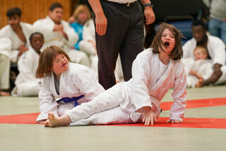 Zwei Mädchen beim Judo-Wettkampf