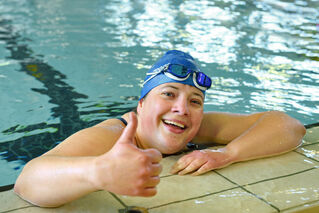 Frau beim Schwimm-Wettkampf