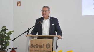 Horst Gies, Erster Beigeordneter des Kreises Ahrweiler, steht am Rednerpult.