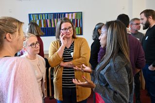 Vier Frauen unterhalten sich