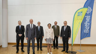 Auf dem Bild sind von links beginnend zu sehen Dr. Rainer Norden, Pastor Dr. Bartolt Haase, Udo Zippel, Dr. Ingeborg von Schubert, Prof. Dr. Arno Schilberg, Pastor Ulrich Pohl