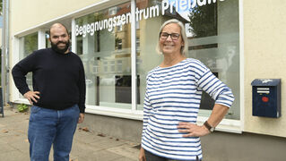 Julian Rompel und Heitje Rabente vor dem Begegnungszentrum