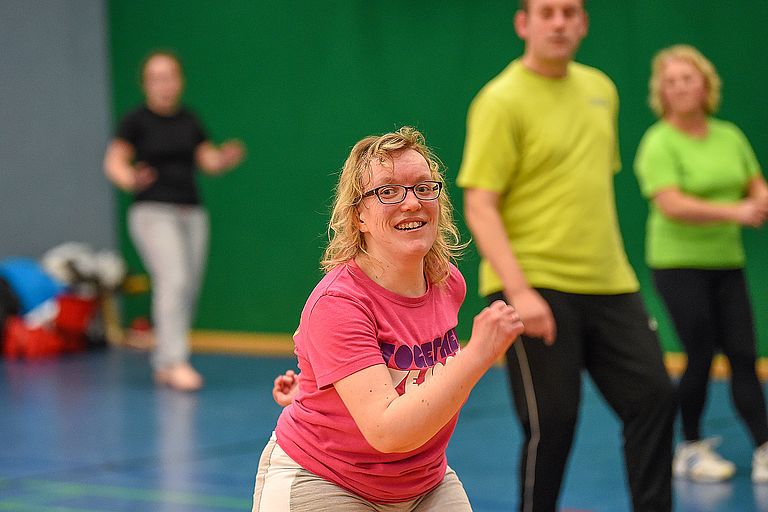 Chantal Schmidt-Lorenz tanzt in der Turnhalle. 