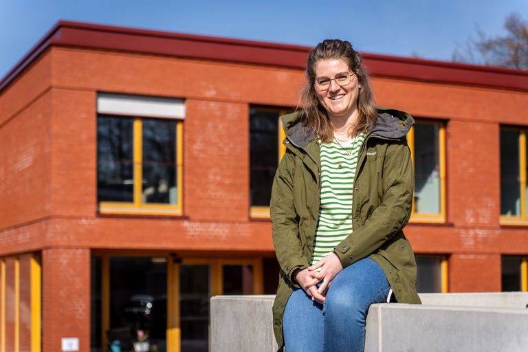 Anne-Kathrin Schmidt sitze vor Bethels Hospiz Haus Zuversicht