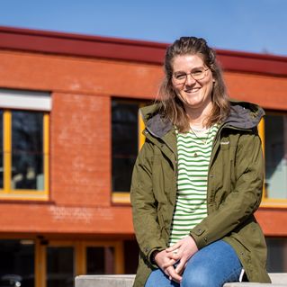 Anne-Kathrin Schmidt sitze vor Bethels Hospiz Haus Zuversicht